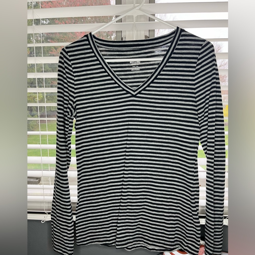 Mossino size small v neck long sleeve